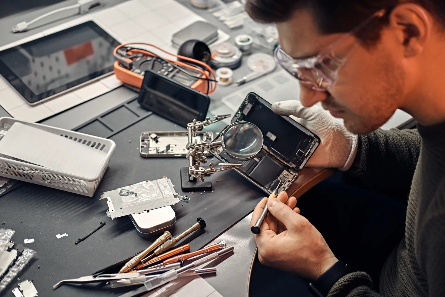 Técnico ArmalyTech realizando reparación